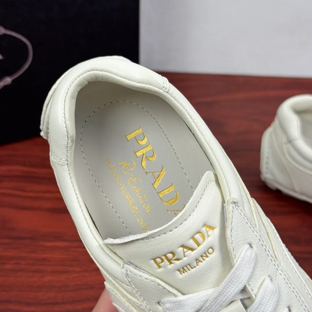 Batch 780 Prada/Prada Montecarlo Re-Edition 2005 Nappa sheepskin/nubuck leather sneakers, men's men's men's shoes for easy shipping! Featuring an antique finish, these sneakers combine style and comfort in a sophisticated and innovative design. The silhouette inspired by driving shoes is soft and flexible, and the deconstructed sole gives it a lightweight look and smooth aesthetic. Prominent top stitching enhances the sporty soul of this hybrid sneaker. It is paired with a lightweight and flexible rubber sole, a visible convex sole pattern embellishment, and a wrapped insole. The whole package! Size: 39-40-41-42-43-44 Leather shoe size Item number: 4E1165 Sheepskin white